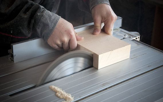 carpintero cortando tabla